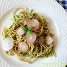 Przepis na Spaghetti z pesto z liści rzodkiewki i rukoli