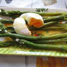 Przepis na Szparagi z jajkiem i sosem holenderskim