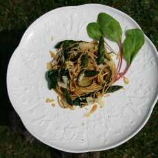 Przepis na Spaghetti pełnoziarniste z smażonymi warzywami i chrupiącym czosnkiem (szpinakiem, cukinią, szparagami)