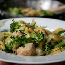 Przepis na Makaron z kurczakiem, brokułami i ziołami o nucie ostro miętowej (danie z woka)