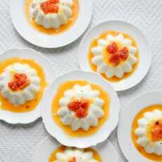 Przepis na Panna cotta na jogurcie z sosem pomarańczowo-imbirowym z nutą rozmarynu