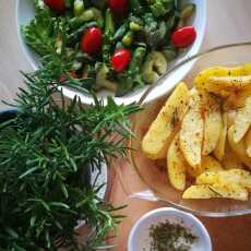 Przepis na Pieczone ziemniaki z sałatką z cukinii i szparagów 