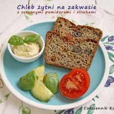 Przepis na Chleb żytni na zakwasie z suszonymi pomidorami i oliwkami.