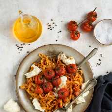 Przepis na Makaron z sosem pomidorowym i kiełbaskami, mozzarellą i pieczonymi pomidorkami
