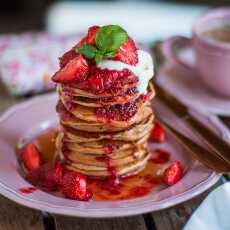 Przepis na PANCAKES Z MASŁEM ORZECHOWYM I MUSEM TRUSKAWKOWO-WANILIOWYM 