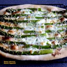 Przepis na Pizza blanca ze szparagami