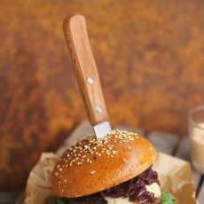 Przepis na Burger z serem pleśniowym i konfiturą z czerwonej cebuli