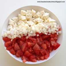 Przepis na Sałatka z serem feta, pomidorem i cebulą (3)