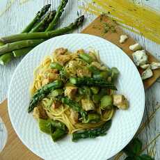 Przepis na Spaghetti ze szparagami, kurczakiem i serem brie