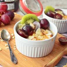 Przepis na Śniadaniowy pudding orzechowy z owocami