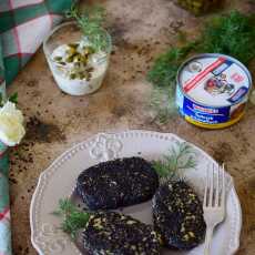 Przepis na Wiosenny falafel z ciecierzycy i tuńczyka z sosem wiedeńskim z kaparami