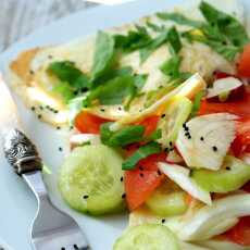 Przepis na Sałatka z fenkułem ,ogórkiem i pomidorem w towarzystwie jaja sadzonego. Śniadanie idealne.