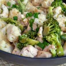 Przepis na Dietetyczny kurczak z brokulami i kalafiorem
