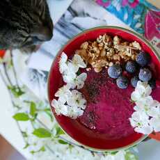 Przepis na Smoothie bowl ze świeżego buraka i leśnych owoców