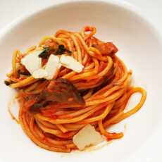 Przepis na Spaghetti z bakłażanem w sosie pomidorowym