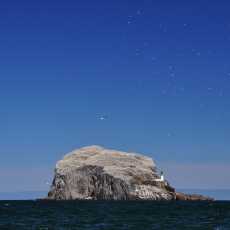 Przepis na Największa na świecie kolonia głuptaków. Oto Bass Rock w Szkocji.