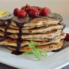 Przepis na Mocno czekoladowe pancakes z malinami i polewą czekoladową