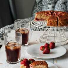 Przepis na Proste ciasto kubeczkowe z owocami i kawa na upały
