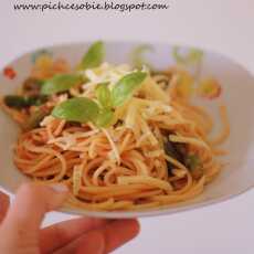 Przepis na Spaghetti ze szparagami w sosie pomidorowym