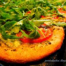 Przepis na Pesto, pomidor i rukola, czyli pizza na letniaka