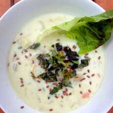 Przepis na Zupa z białych warzyw oraz kiełkami groszku zielonego – idealna na lato