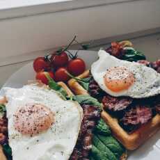 Przepis na Śniadaniowe gofry z bekonem i jajkiem sadzonym