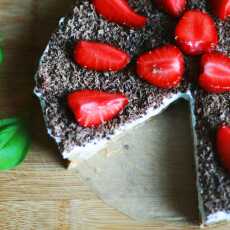 Przepis na Tort z truskawkami i bitą 'śmietaną'