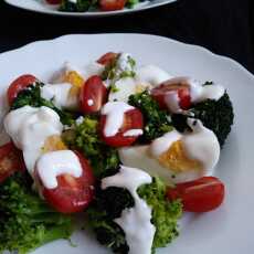 Przepis na Szybka sałatka z brokułem, jajkiem i pomidorem