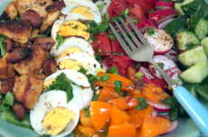 Przepis na Sałatka z jajkiem, ogórkiem, pomidorem i kurczakiem