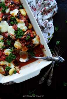 Przepis na Gnocchi zapiekane w pomidorach z jarmużem, czosnkiem i natką pietruszki