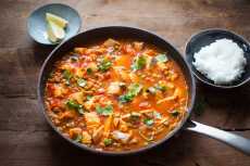 Przepis na Szybkie curry z łososiem i groszkiem