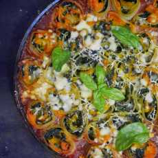 Przepis na Rotolo Jamiego Olivier'a, zrolowana lasagna z dynią i szpinakiem w sosie pomidorowym 