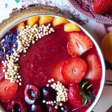 Przepis na Smoothie bowl z truskawek, czereśni i nieszpułek z ekspandowaną quinoą i płatkami bławatka