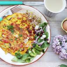 Przepis na Wytrawny omlet z cebulą czerwoną, szyną i papryką