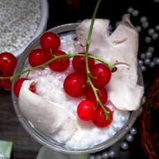Przepis na Budyń z tapioki z młodym kokosem i czerwoną porzeczką (Vege & Gluten free)