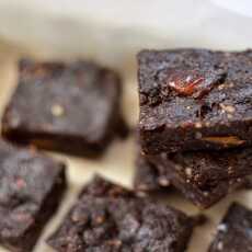 Przepis na Surowe brownies - czekoladowa rozpusta bez pieczenia