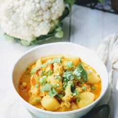 Przepis na Curry z pieczonego kalafiora z ziemniakami i ciecierzycą