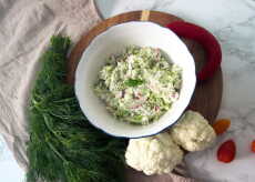 Przepis na Surówka z brokułem, kalafiorem i rzodkiewkami