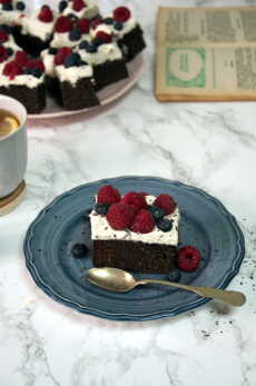 Przepis na Ciasto z cukinii, ciasto cukiniowe mocno czekoladowe, z kremem