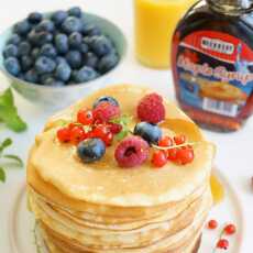 Przepis na Pancakes z syropem klonowym i letnimi owocami 