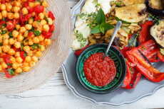 Przepis na Sałatka z cieciorki, z suszonymi pomidorami, harissą i grillowanymi warzywami