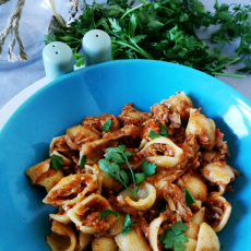 Przepis na MAKARON Z DOMOWYM PESTO I TUŃCZYKIEM 