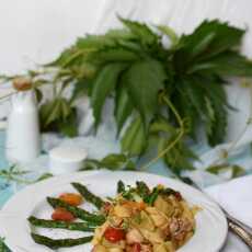 Przepis na Pappardelle z warzywami na grillowanych szparagach