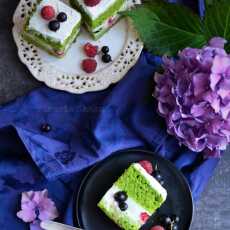 Przepis na Ciasto szpinakowe z owocami leśnymi i kremem jogurtowym