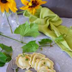 Przepis na Maślankowe pierogi z bobem i salami