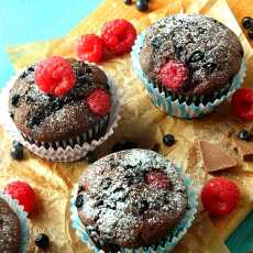 Przepis na Muffinki orkiszowe z malinami, jagodami i czekoladą