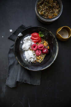 Przepis na Domowa granola & śniadanie z jogurtem i owocami