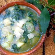 Przepis na Toskańska zupa z buraka liściowego, cukinii i szpinaku (Zuppa di bietole, zucchine e spinaci)
