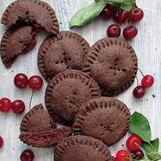 Przepis na Kruche ciasteczka kakaowe z wiśniami
