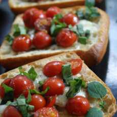 Przepis na Bruschetta z pomidorkami cherry i serem mozzarella